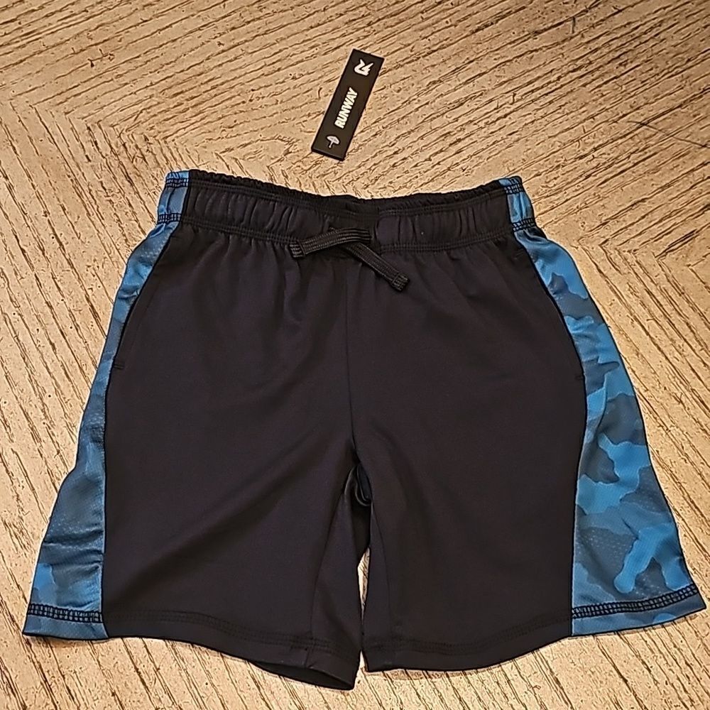Boys quick dry shorts size 5 NWT Runway